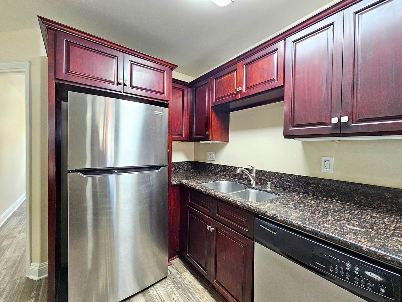 Taft Manor - Photo 5 of 42