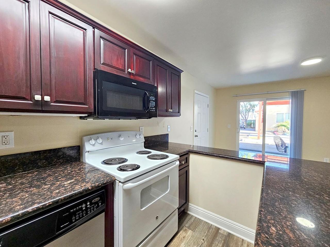 Taft Manor - Photo 6 of 42