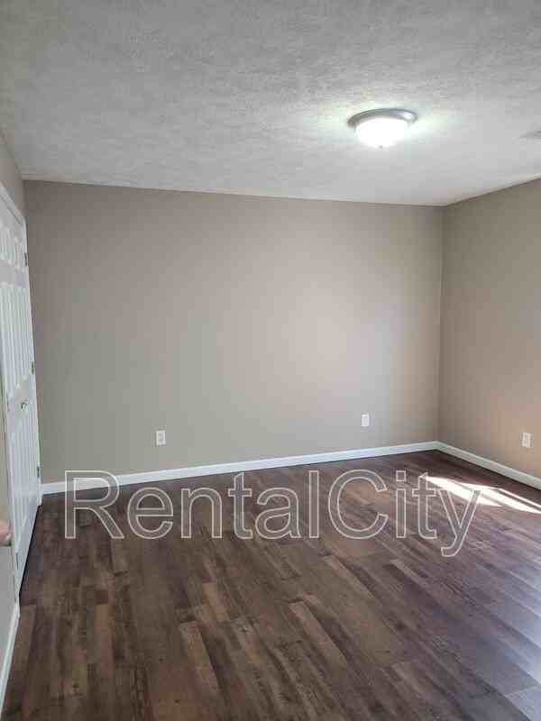 1210 Phillips St - Photo 3 of 16