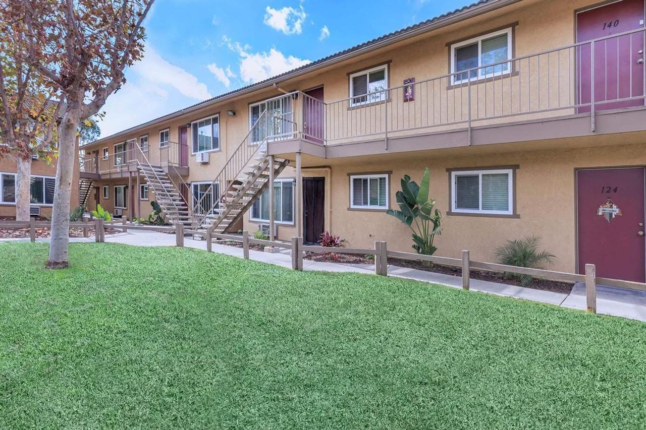 Newport Gardens Apartments, Vista - Photo 7 of 12