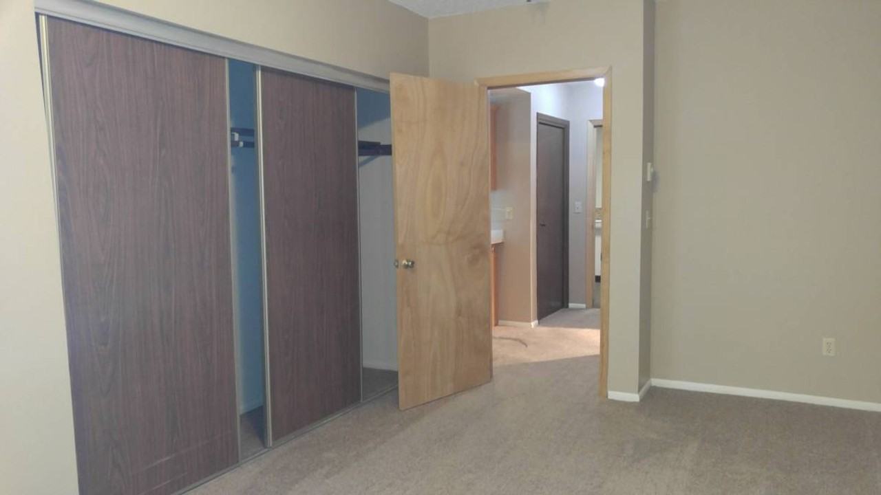 Albany Court Apartments 55+ - Photo 6 of 11