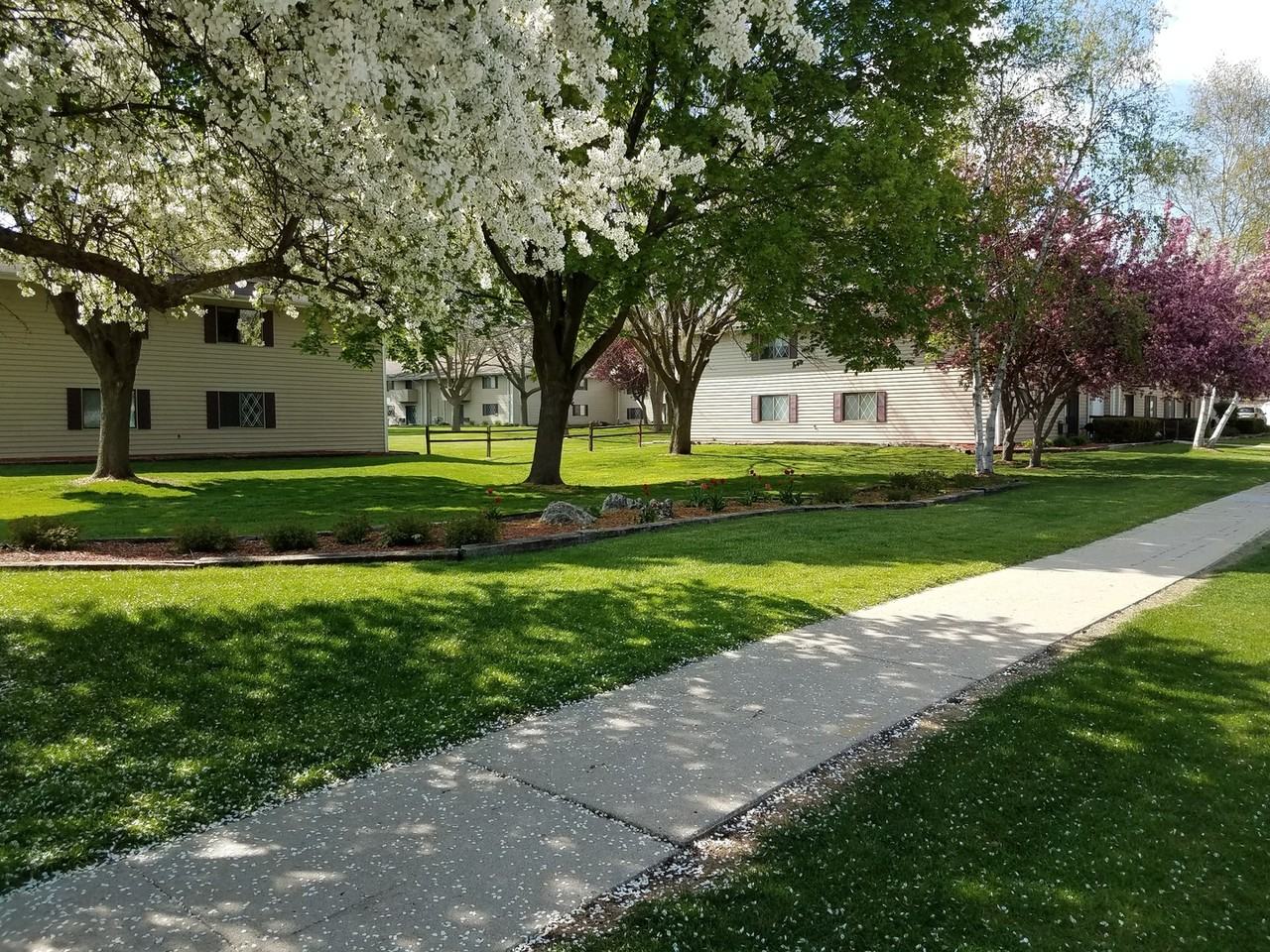 Courtyard Apartments - Photo 5 of 31