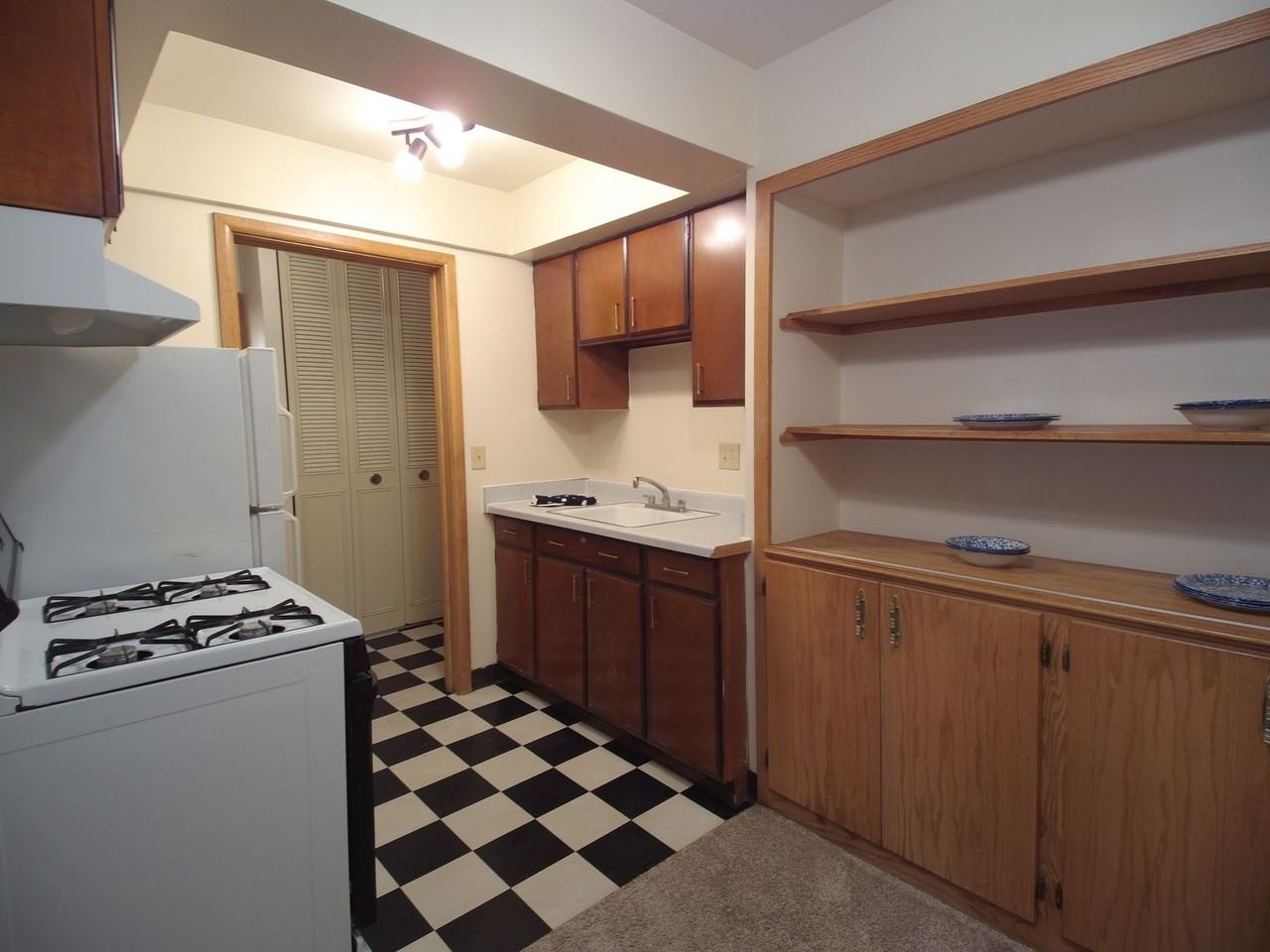 Carriage Court Apartments - 2570 N Maryland Ave, Milwaukee, WI 53211 ...