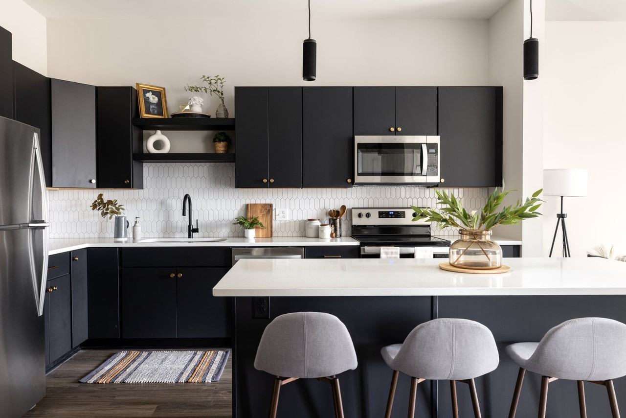 Noble - Photo 2 of 50