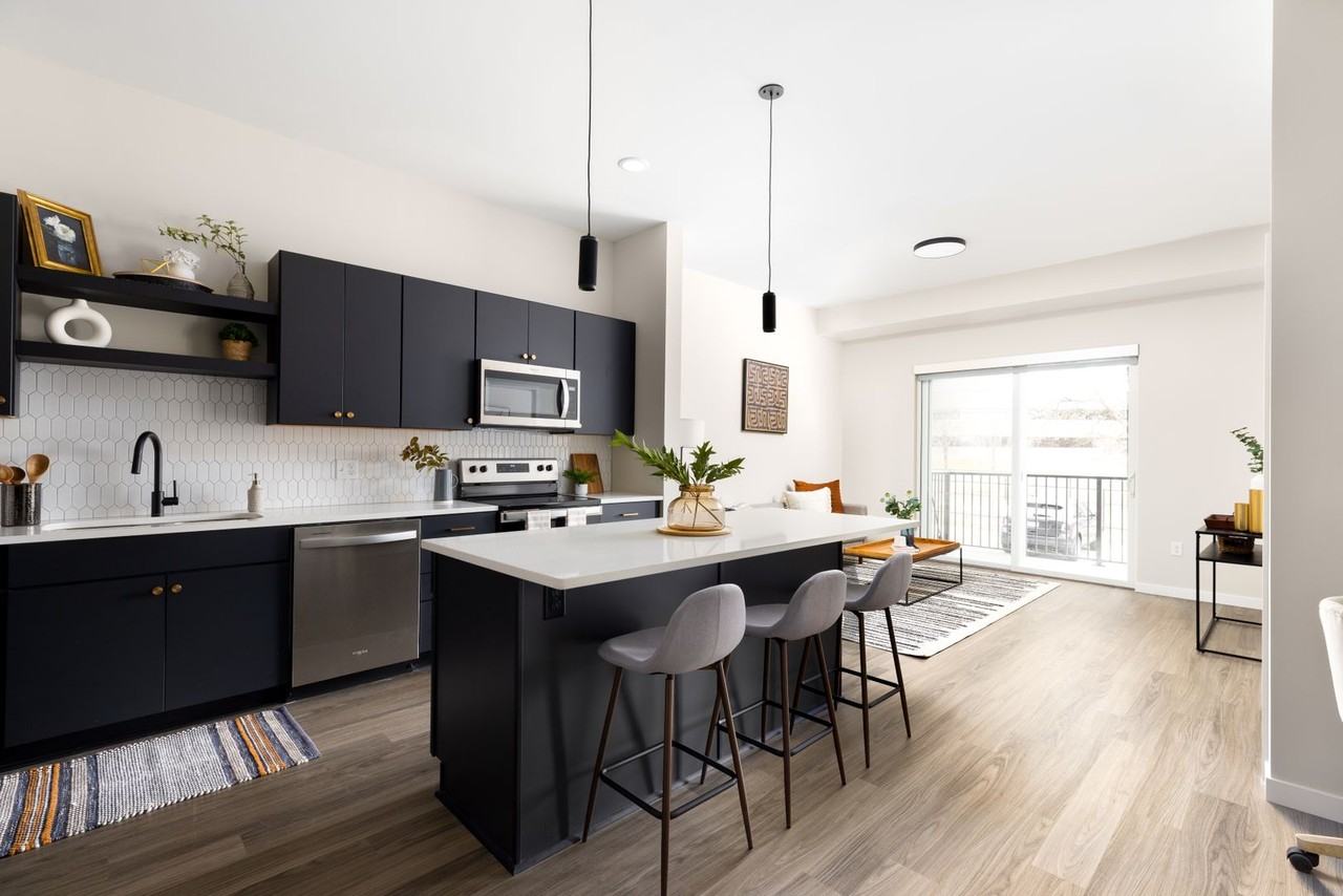 Noble - Photo 7 of 50