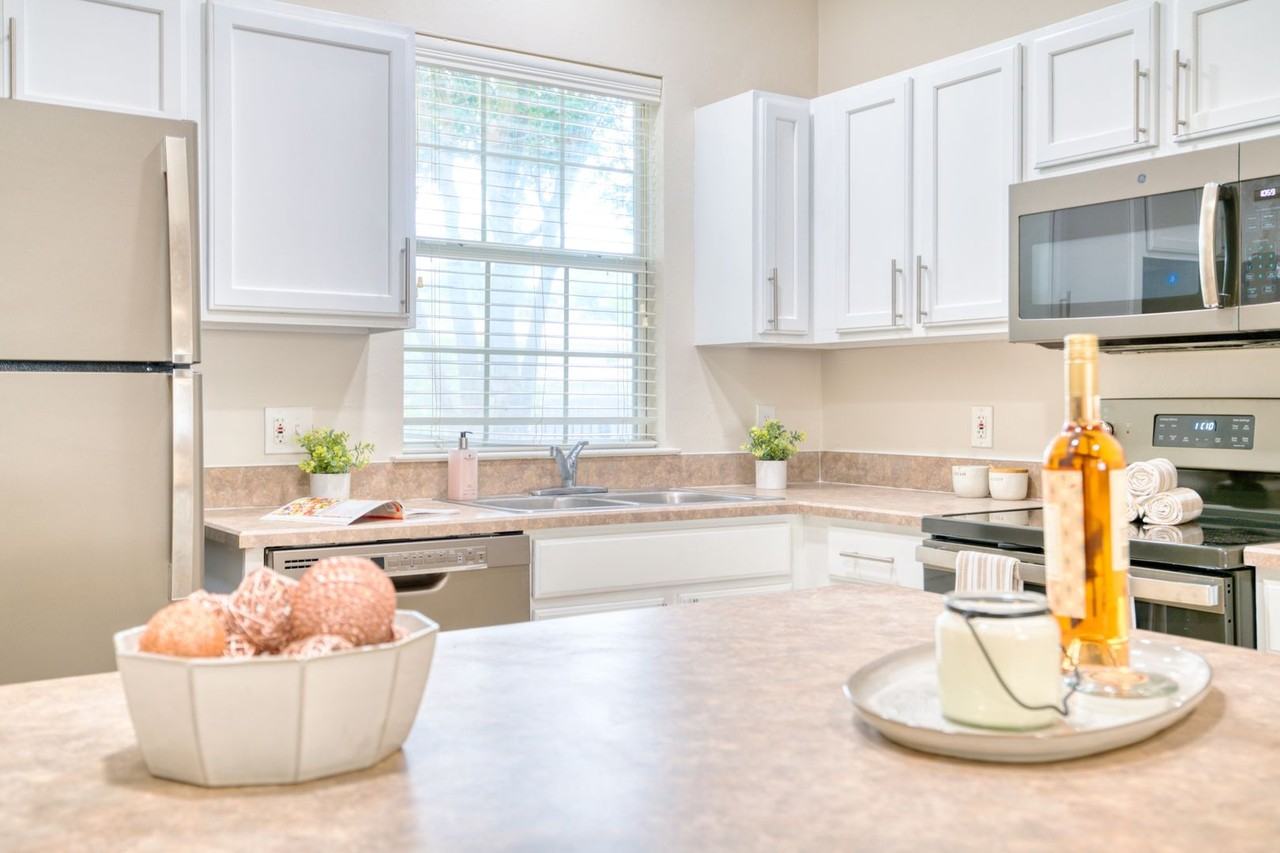 Oak Gate Apartments | 2 & 3 Bedroom Apartments in Gainesville, FL - Photo 2 of 49