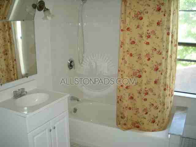 25 Windom St - Photo 3 of 9