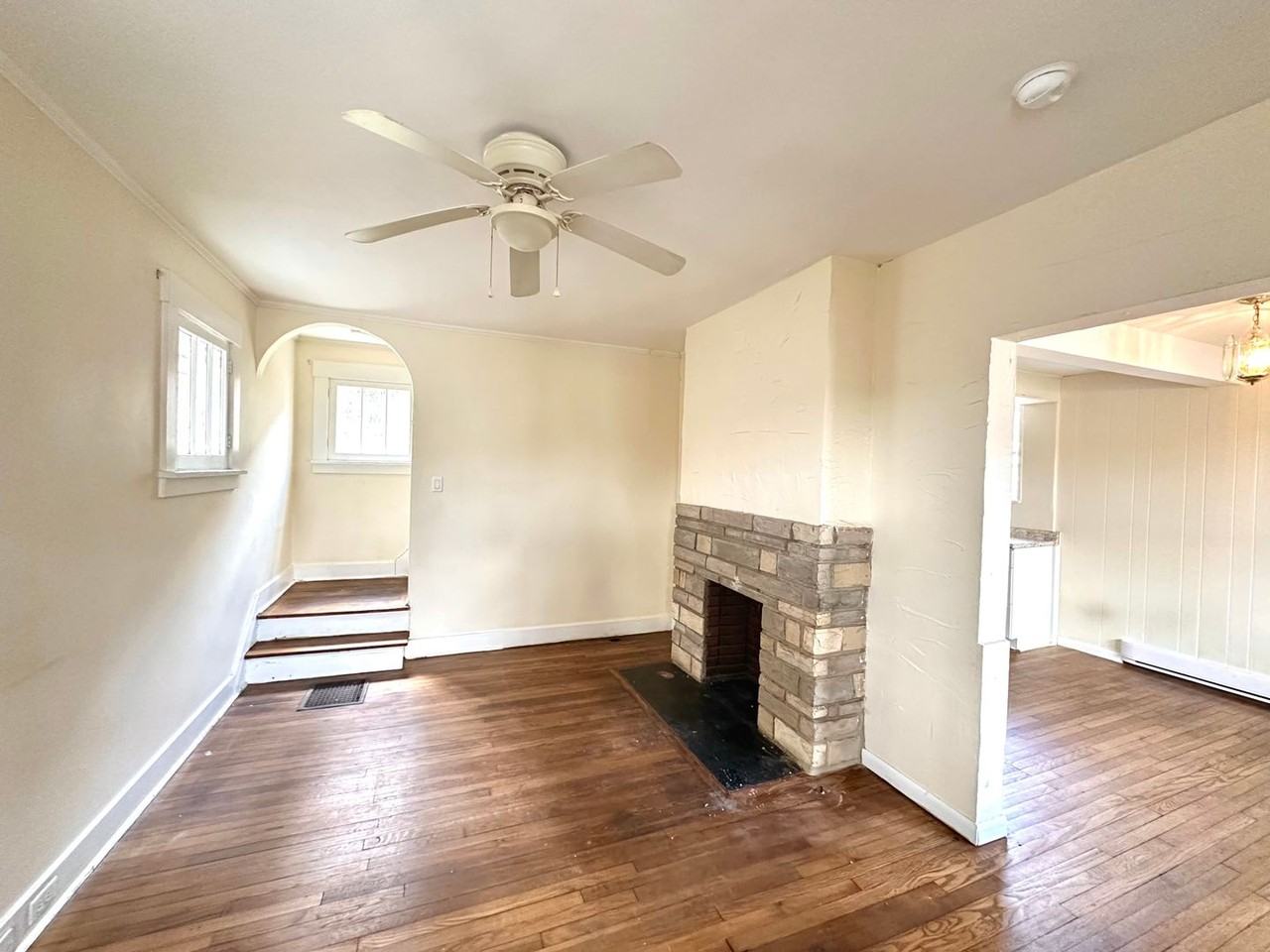 1528 Dagmar Ave - Photo 2 of 13
