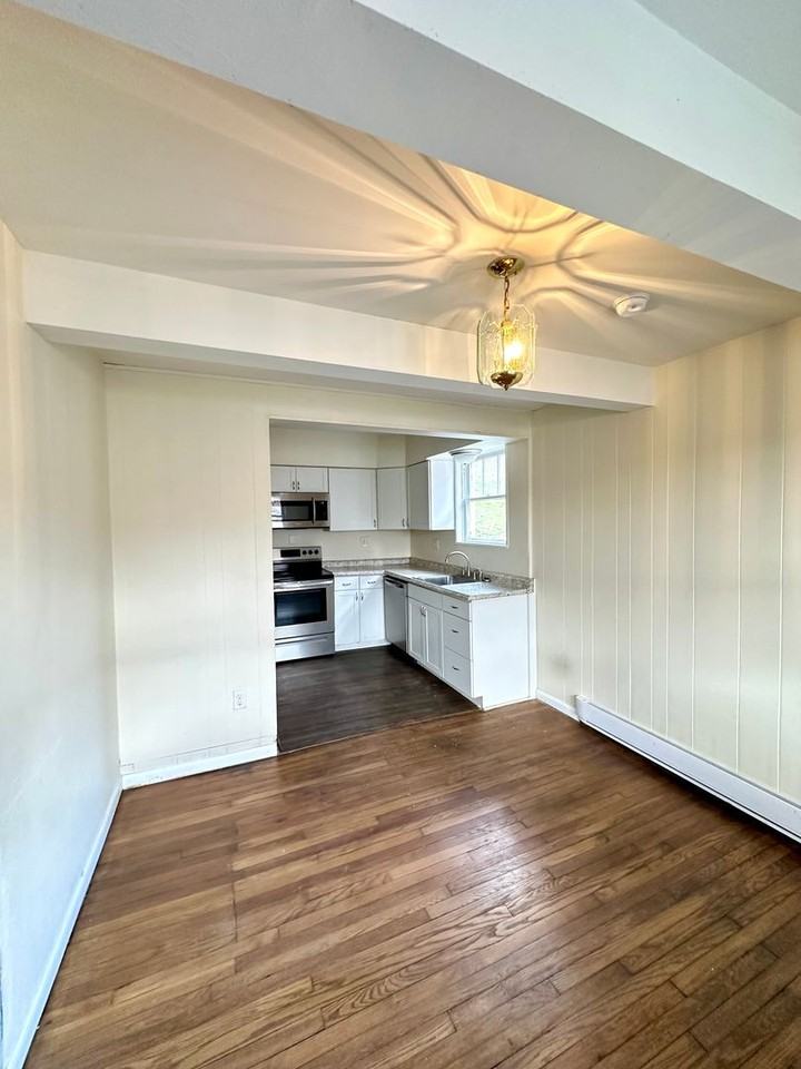 1528 Dagmar Ave - Photo 4 of 13
