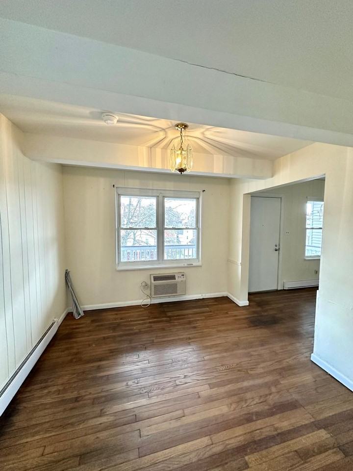 1528 Dagmar Ave - Photo 5 of 13