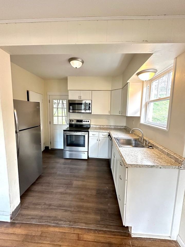 1528 Dagmar Ave - Photo 6 of 13