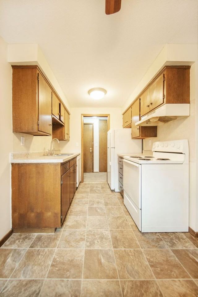 Glenbrook Apartments - Photo 3 of 34