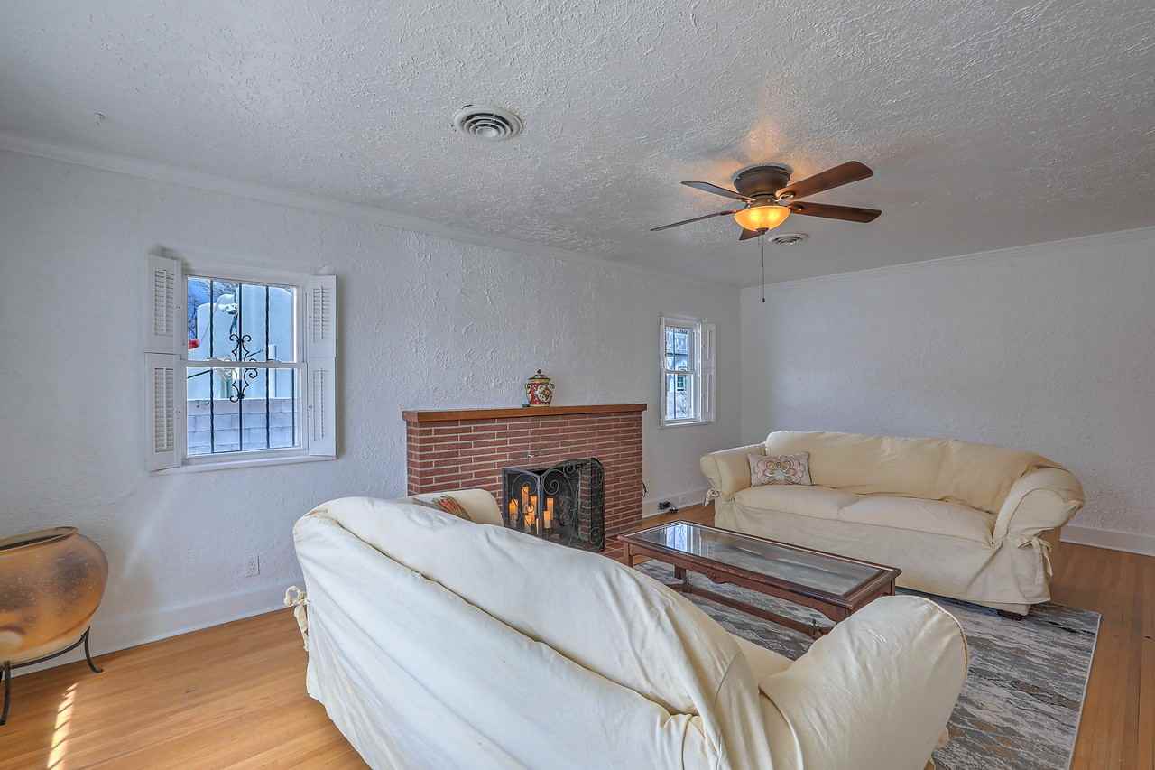 618 Sycamore St Ne #NA - Photo 2 of 20