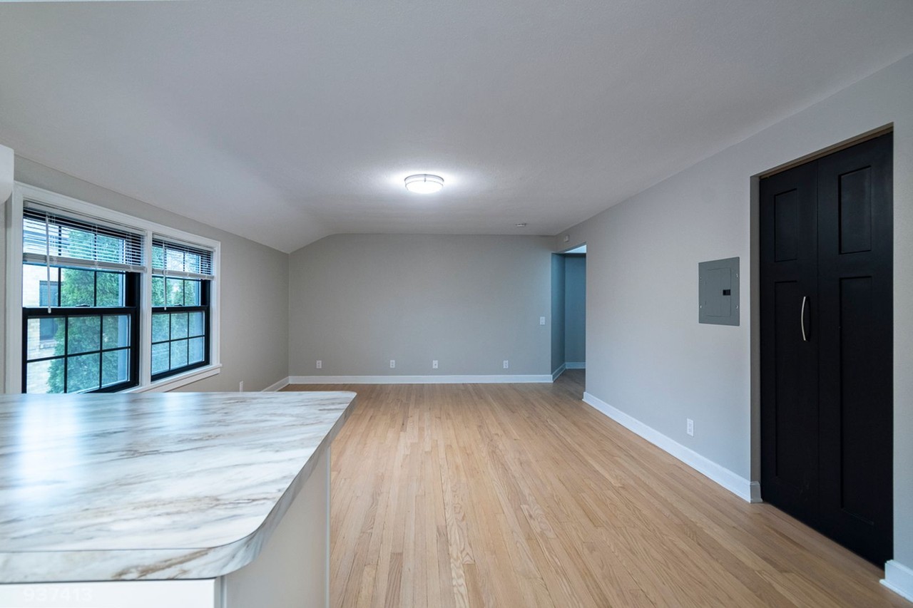 826 Lakeside - Photo 2 of 21