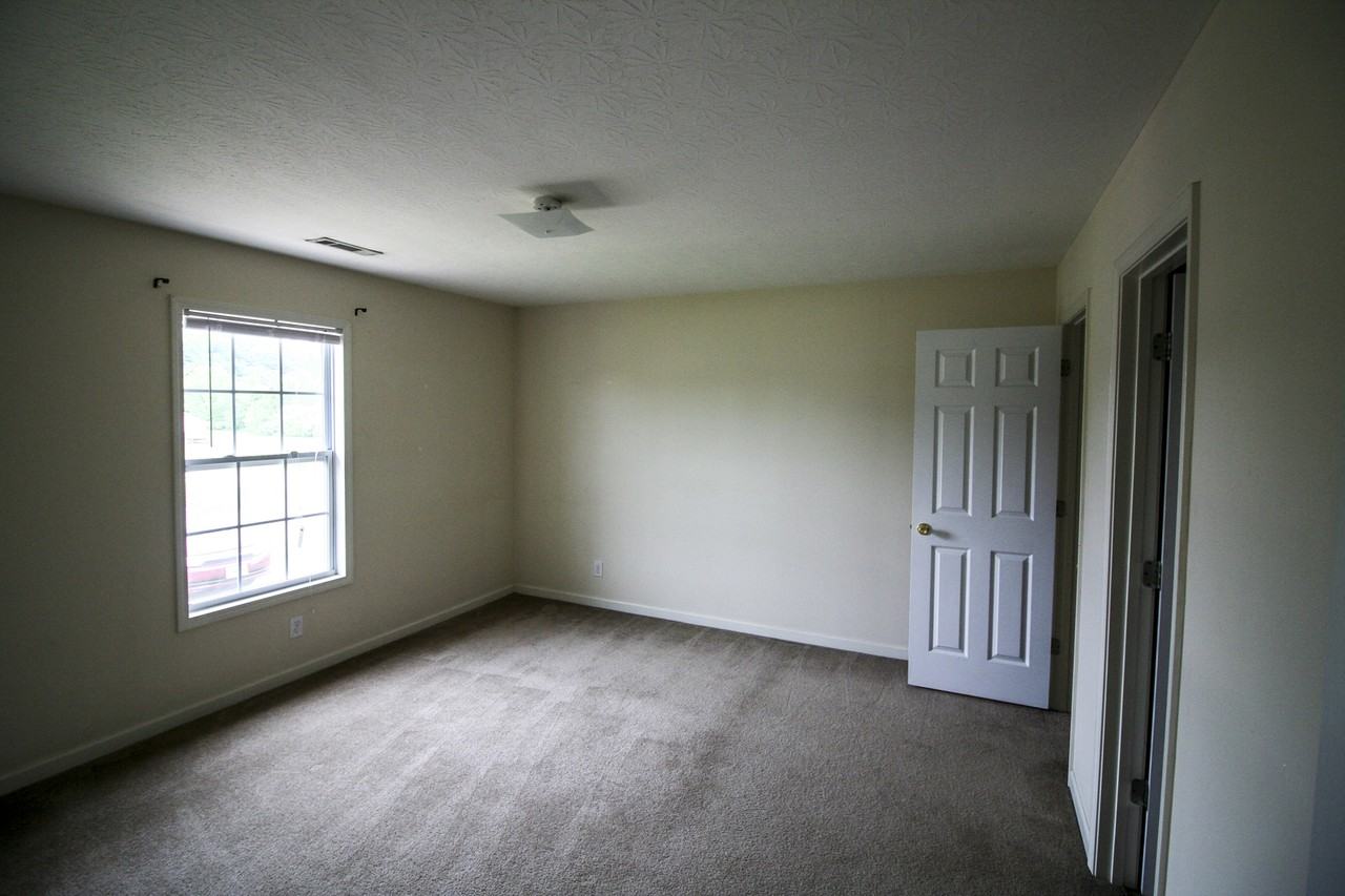 The Oaks - 835 - Photo 2 of 10