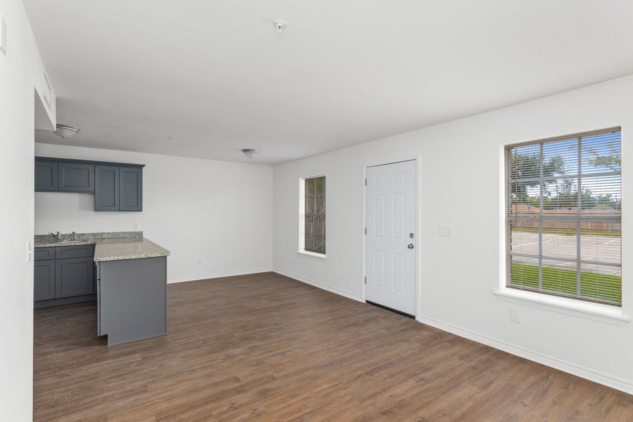 The Oaks - Photo 4 of 33