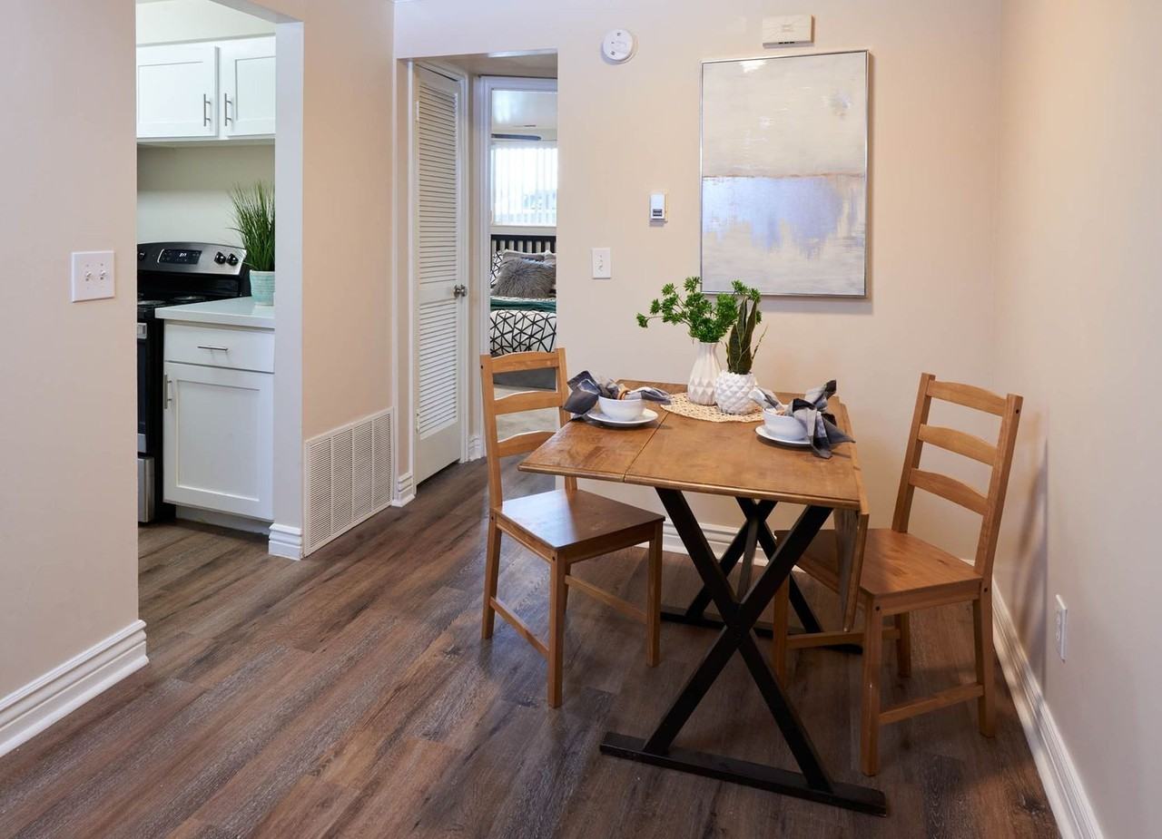 Martin Manor - Photo 6 of 10