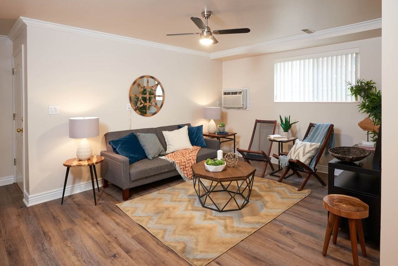 Martin Manor - Photo 4 of 10