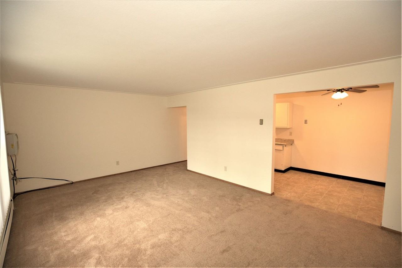 Glacier/Yellowston Apts - Photo 7 of 27