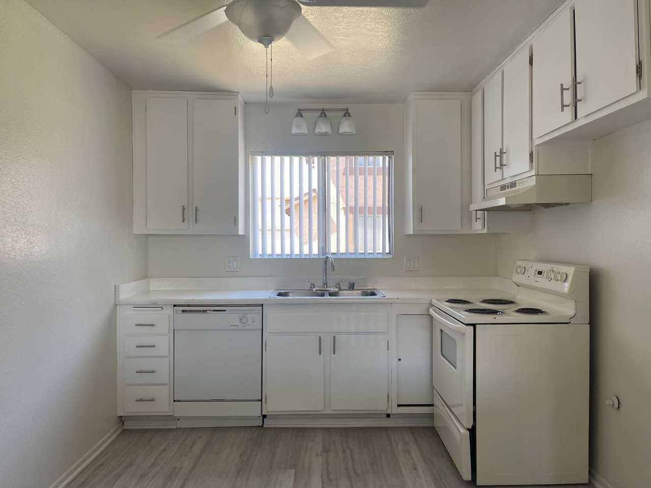 129 STACY PARK MANOR APARTMENTS 3500 Grassotti Ct, Bakersfield, CA