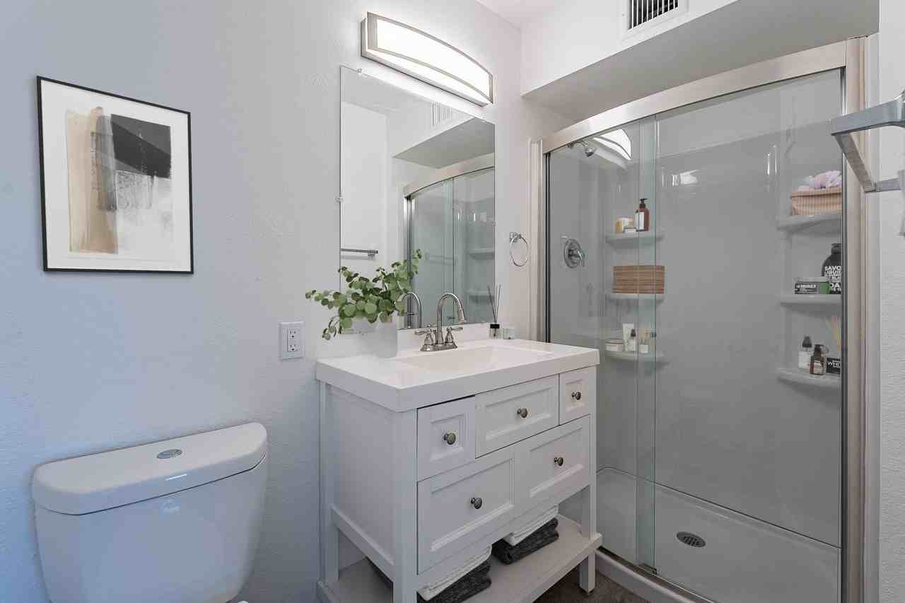 The Edge - Photo 4 of 22