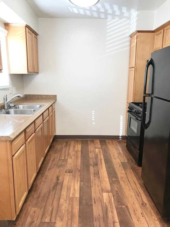 Bond - Photo 4 of 13