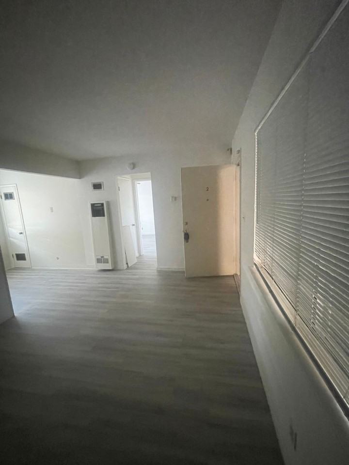 415 - 907 Delbert Wy - Photo 2 of 8