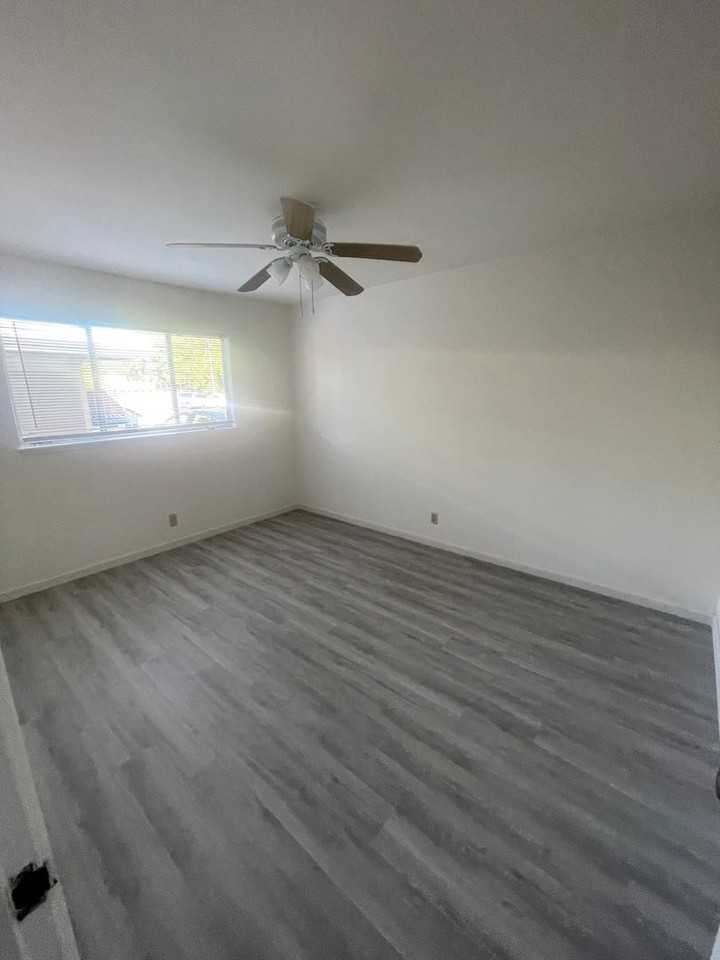 415 - 907 Delbert Wy - Photo 3 of 8