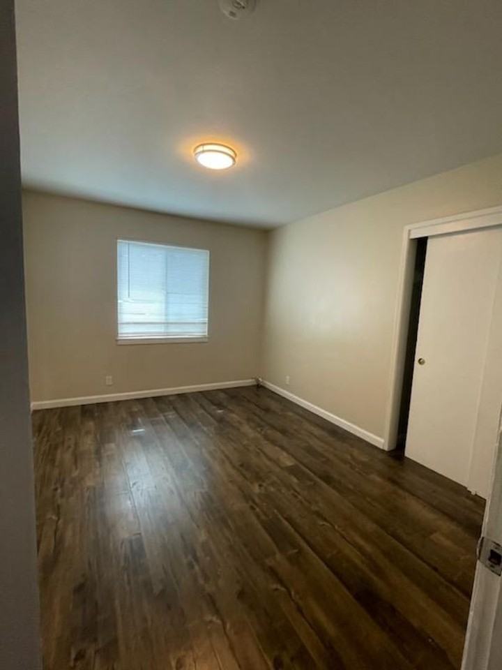 330 - 2050 Beatrice Ct - Photo 2 of 7