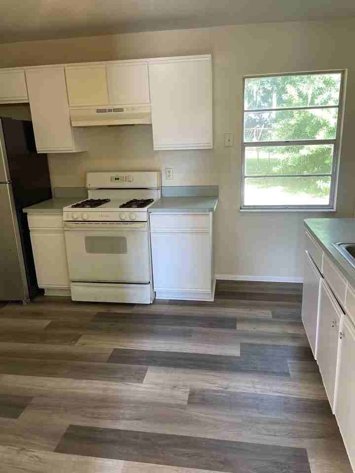 912 Maley St - Photo 3 of 8