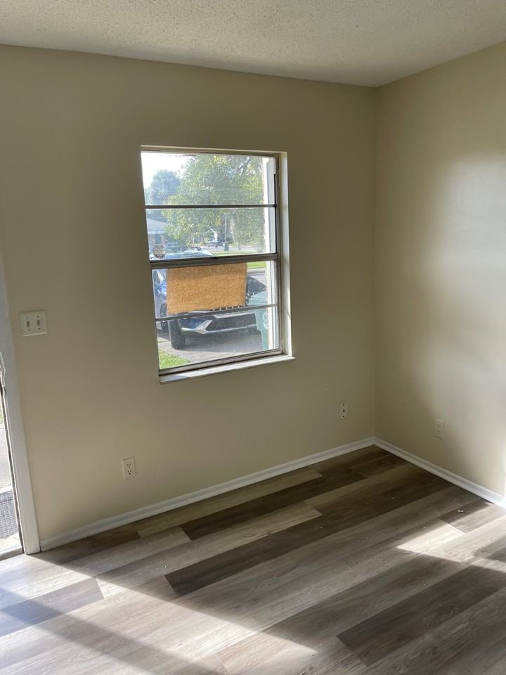 912 Maley St - Photo 2 of 8