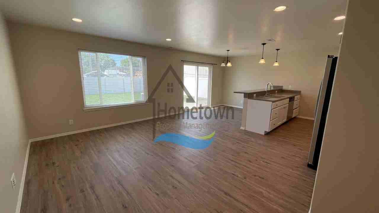 Luxury 3 Bed 2.5 Bath Townhome in Burley! - Photo 5 of 44