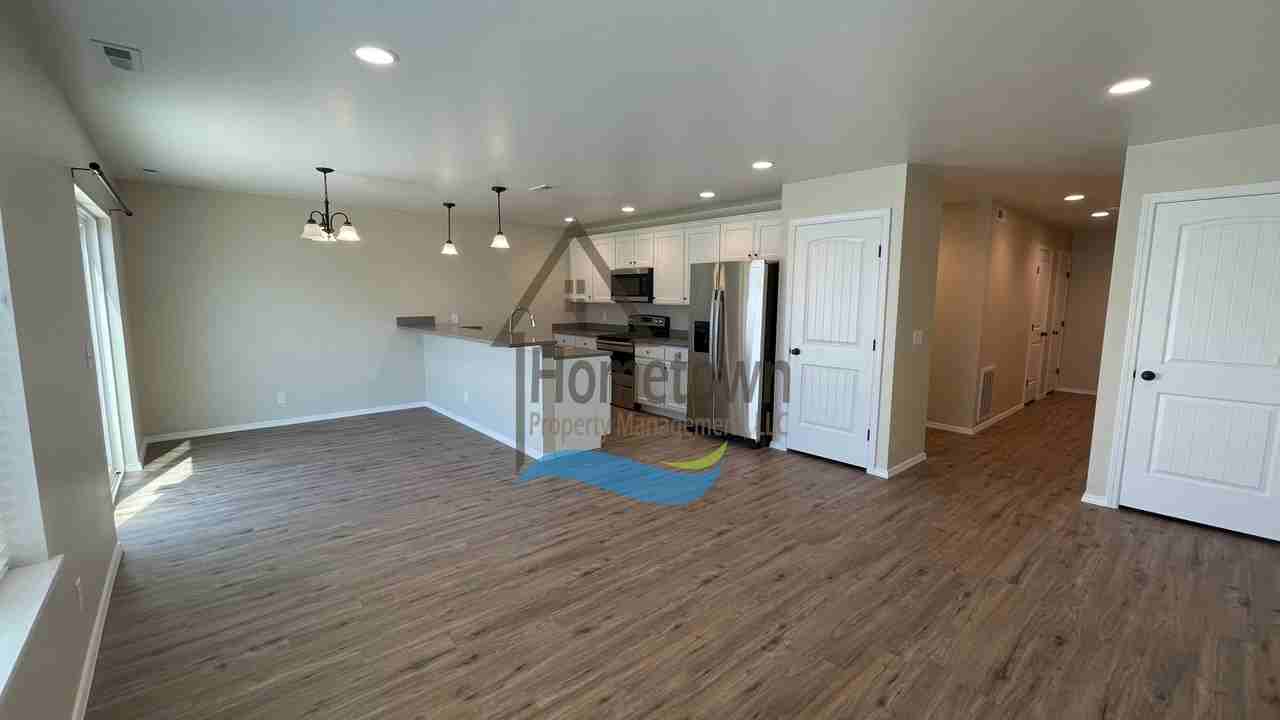 Luxury 3 Bed 2.5 Bath Townhome in Burley! - Photo 6 of 44