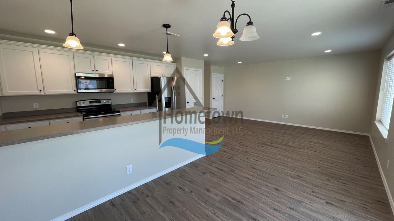 Luxury 3 Bed 2.5 Bath Townhome in Burley! - Photo 7 of 44
