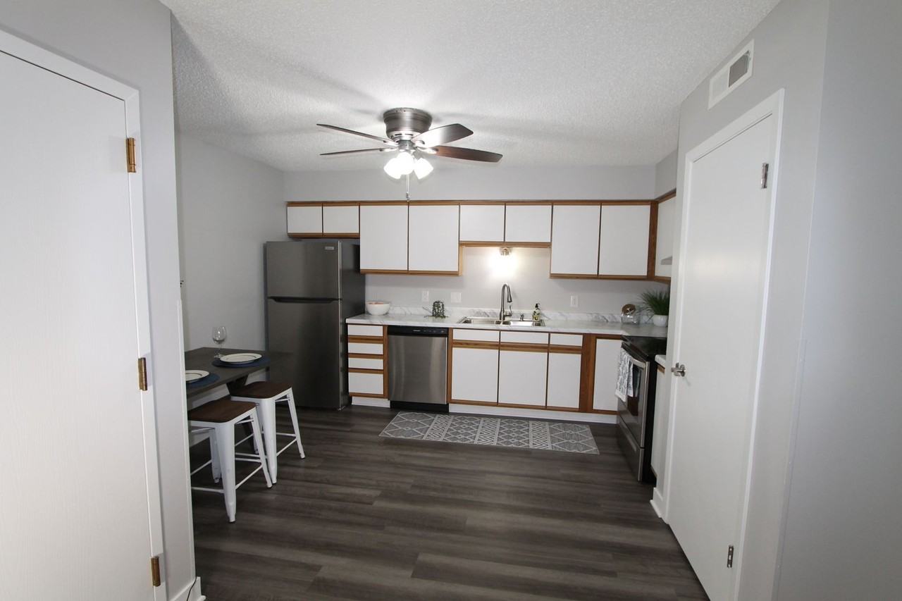The Cumberland of Columbus.  Modern look in a convenient location 1 & 2 bedroom apartments.  Pet friendly! - Photo 3 of 12