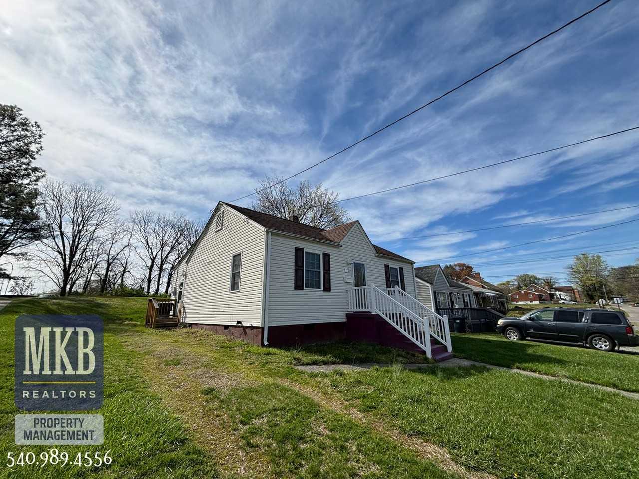 1712 Wayne St Ne - Photo 2 of 23