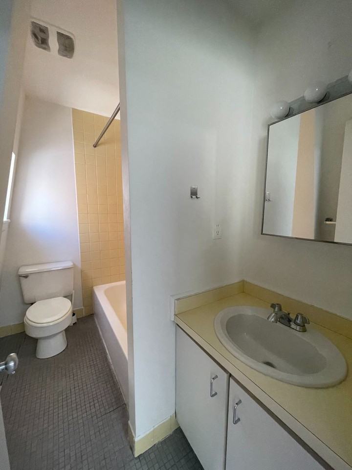 1209 Locust St - Photo 2 of 21