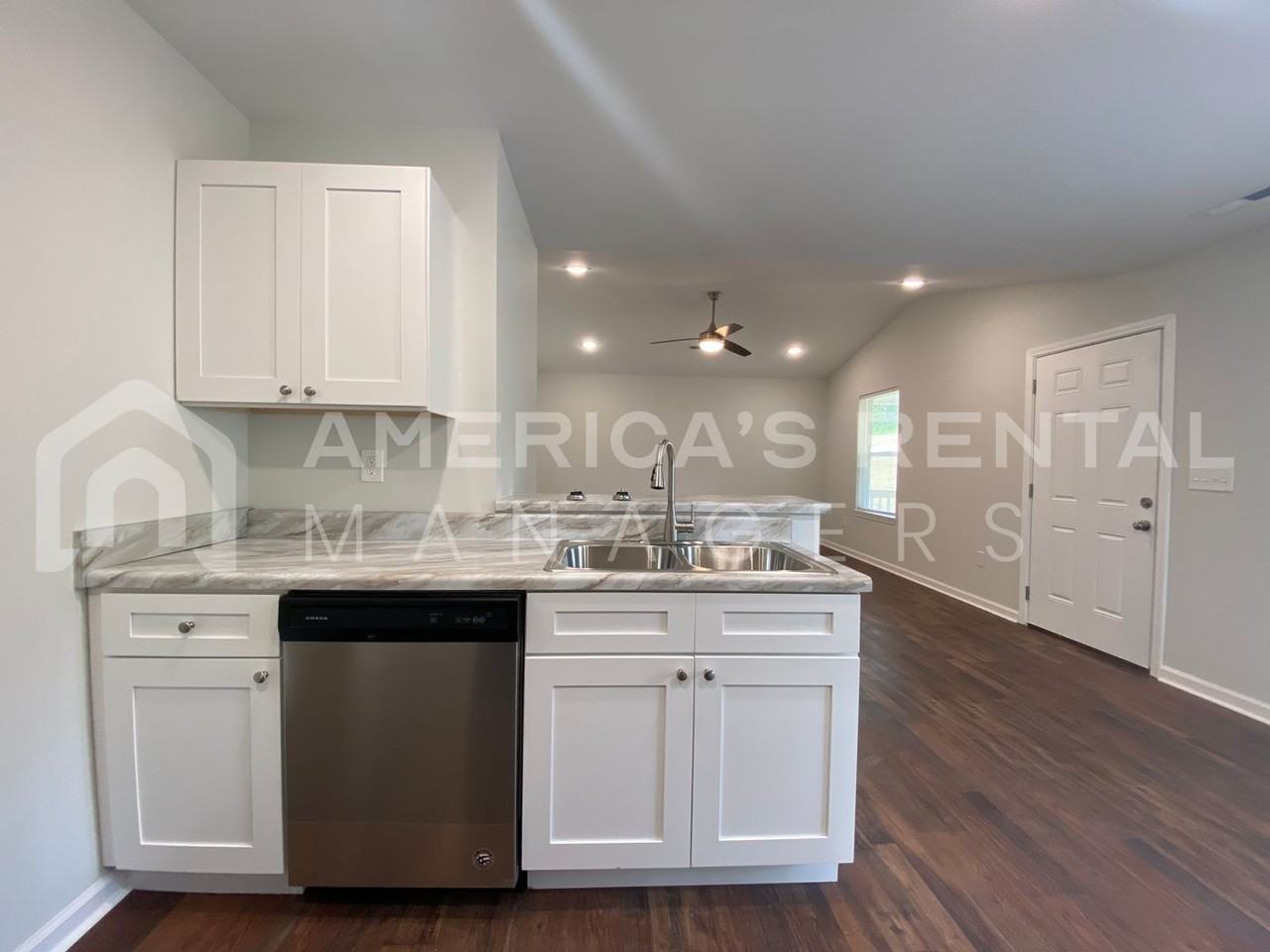 1409 Louise Street Northeast - Photo 7 of 27