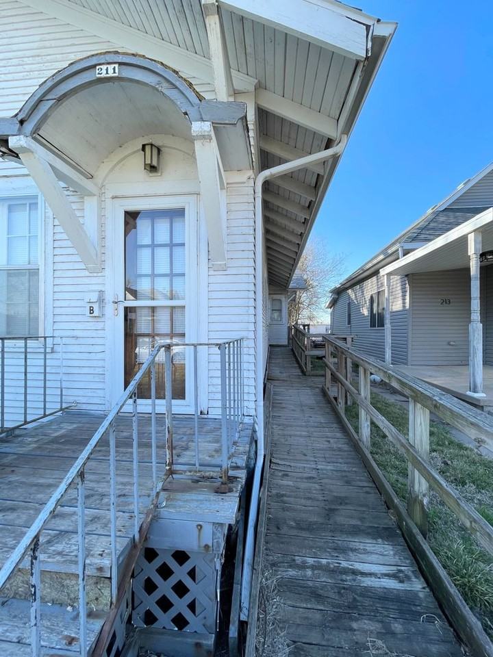 211 W 7th Ave - Photo 2 of 15