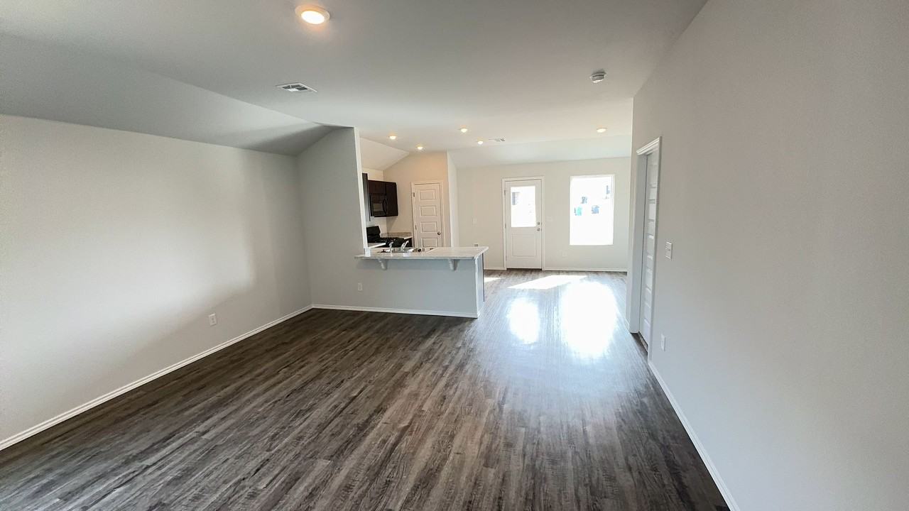 9708 Laredo Ln - Photo 3 of 18