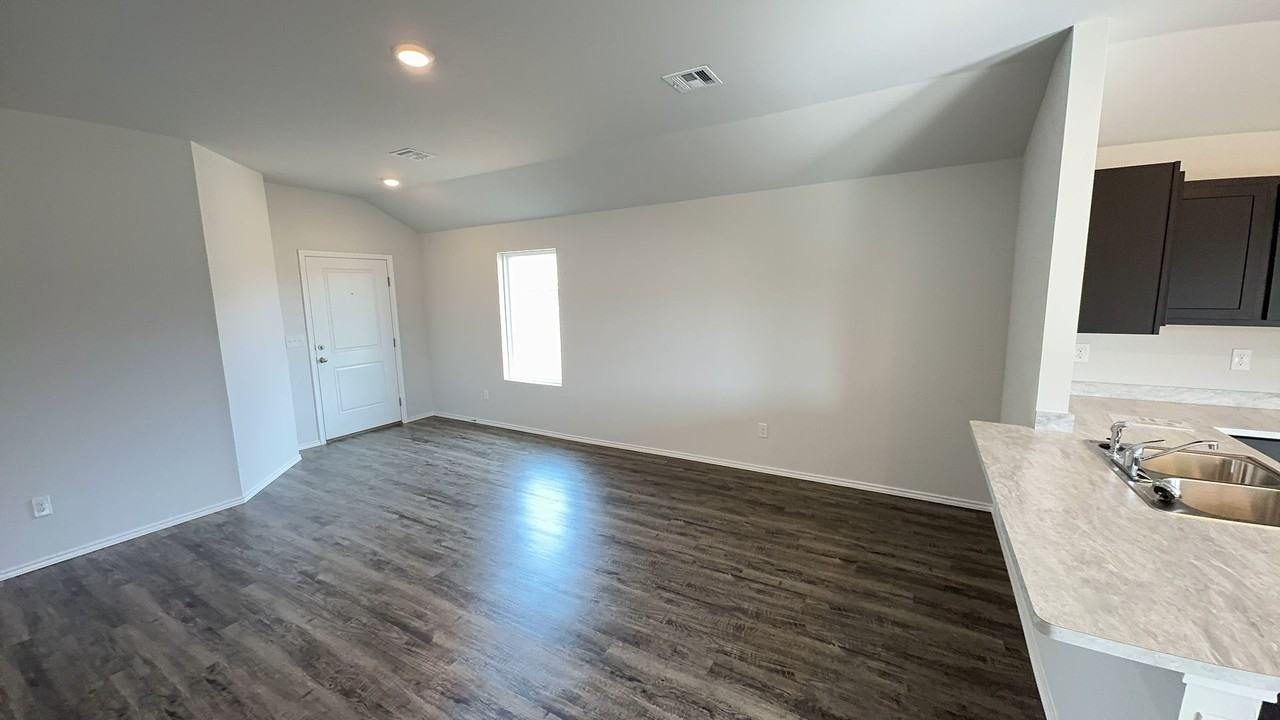 9708 Laredo Ln - Photo 4 of 18