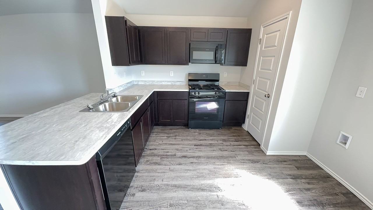 9708 Laredo Ln - Photo 6 of 18