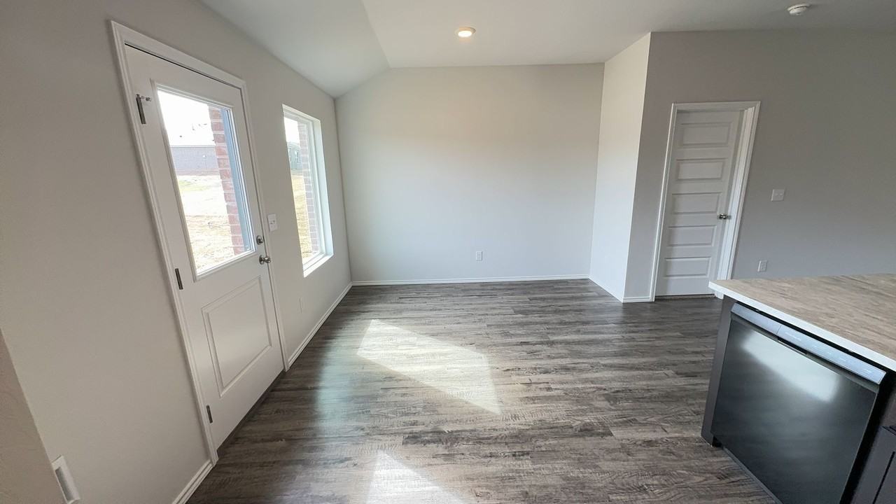 9708 Laredo Ln - Photo 7 of 18