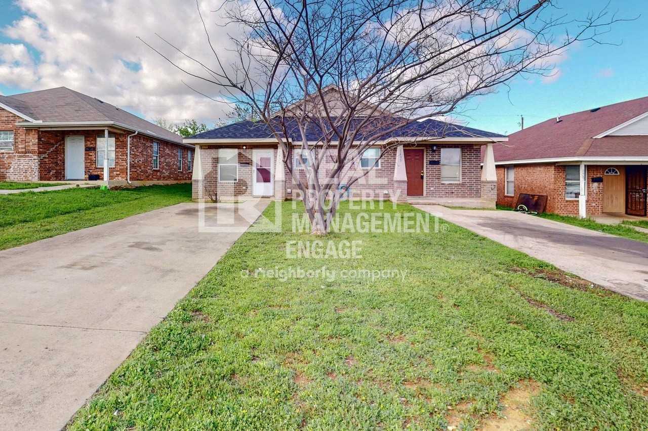 Charming Single Story Property in Fort Worth Apartments 1433 and 1435