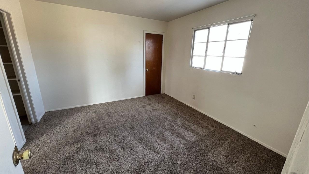 1725 S Locust St - Photo 3 of 19