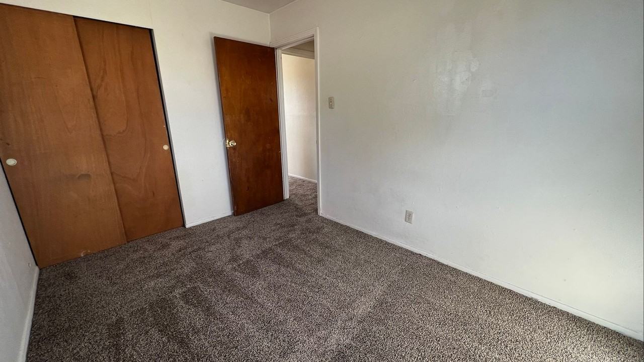 1725 S Locust St - Photo 2 of 19