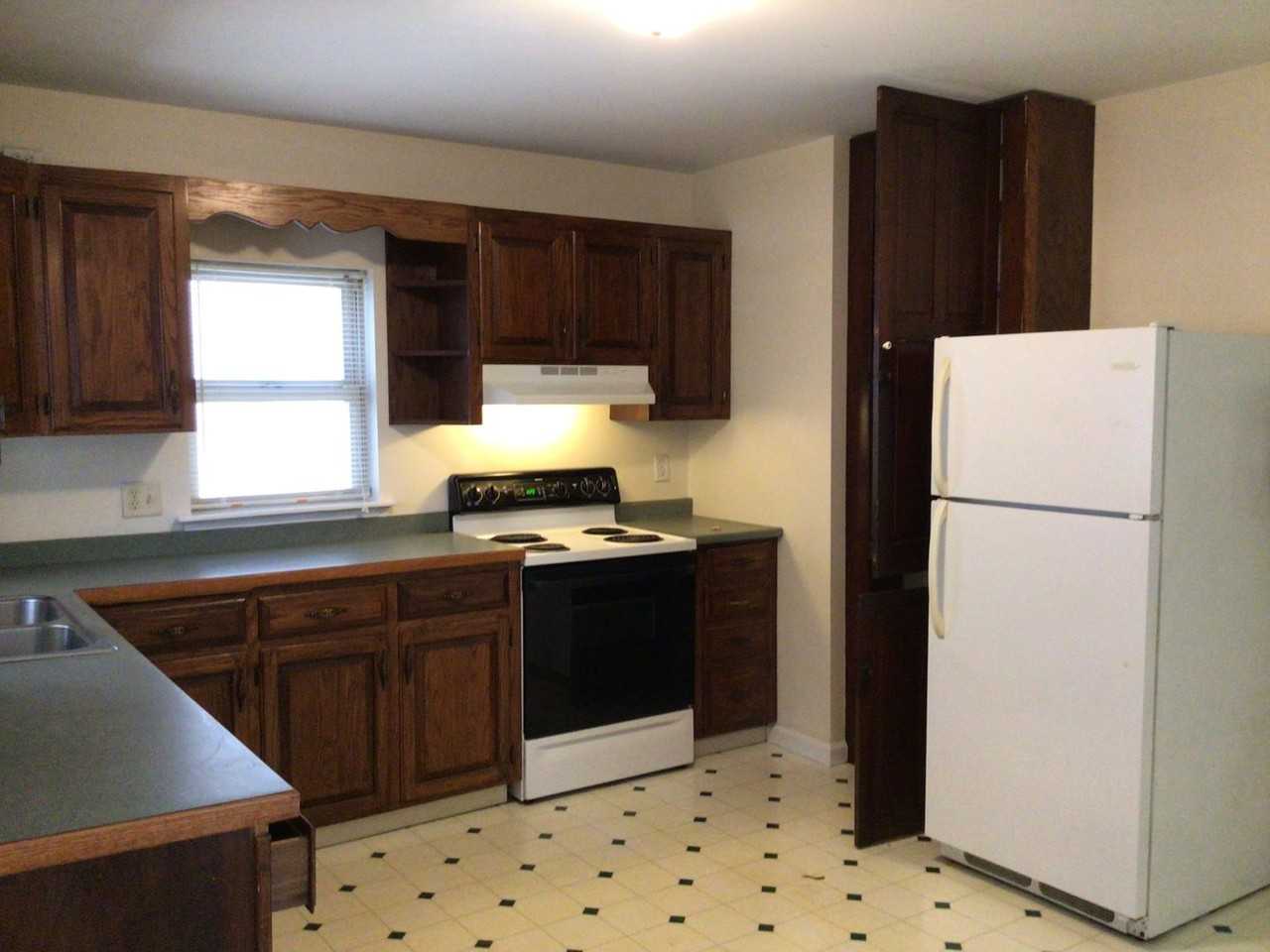 328 E Burd Street - Photo 2 of 11