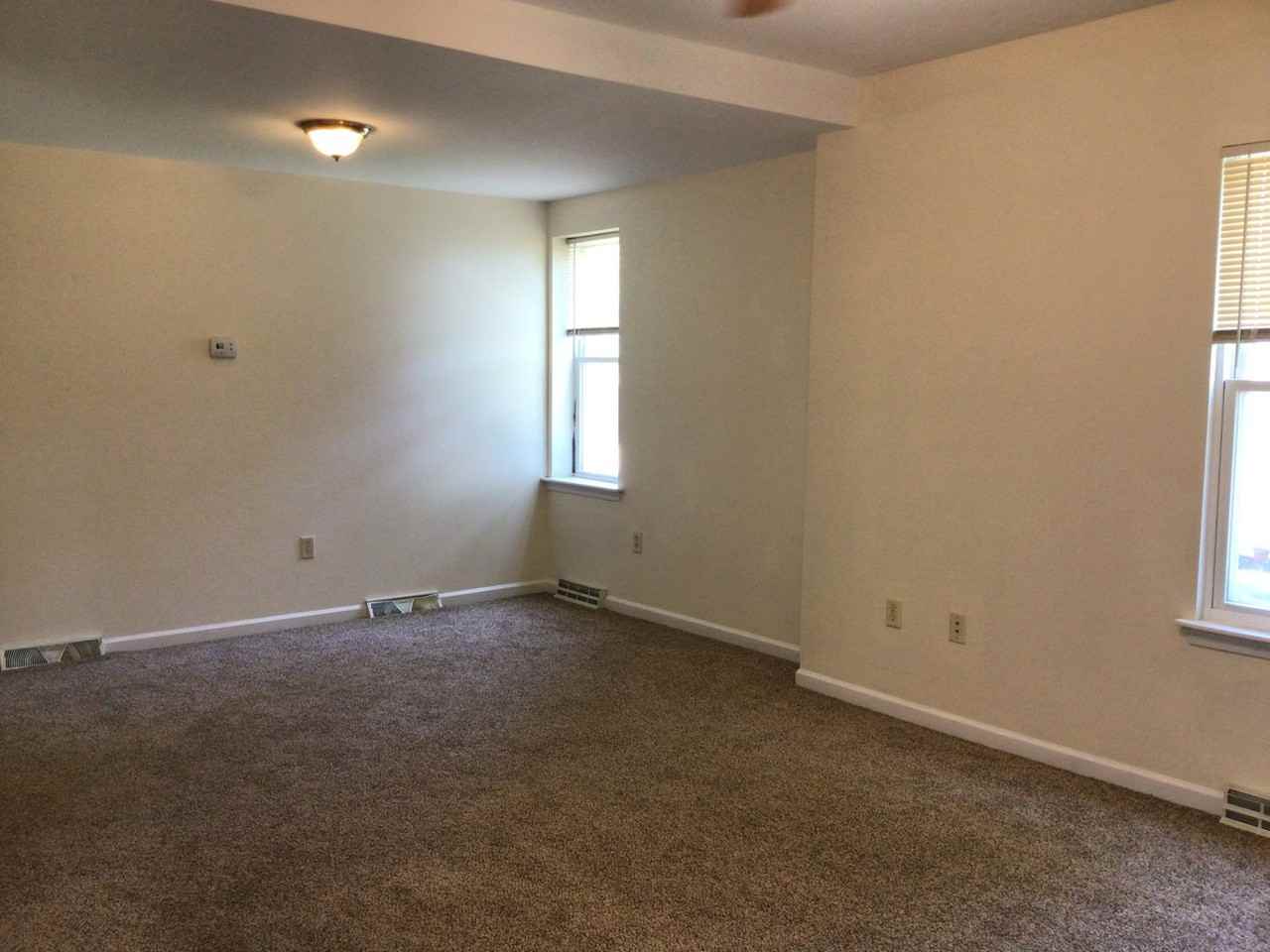 328 E Burd Street - Photo 3 of 11