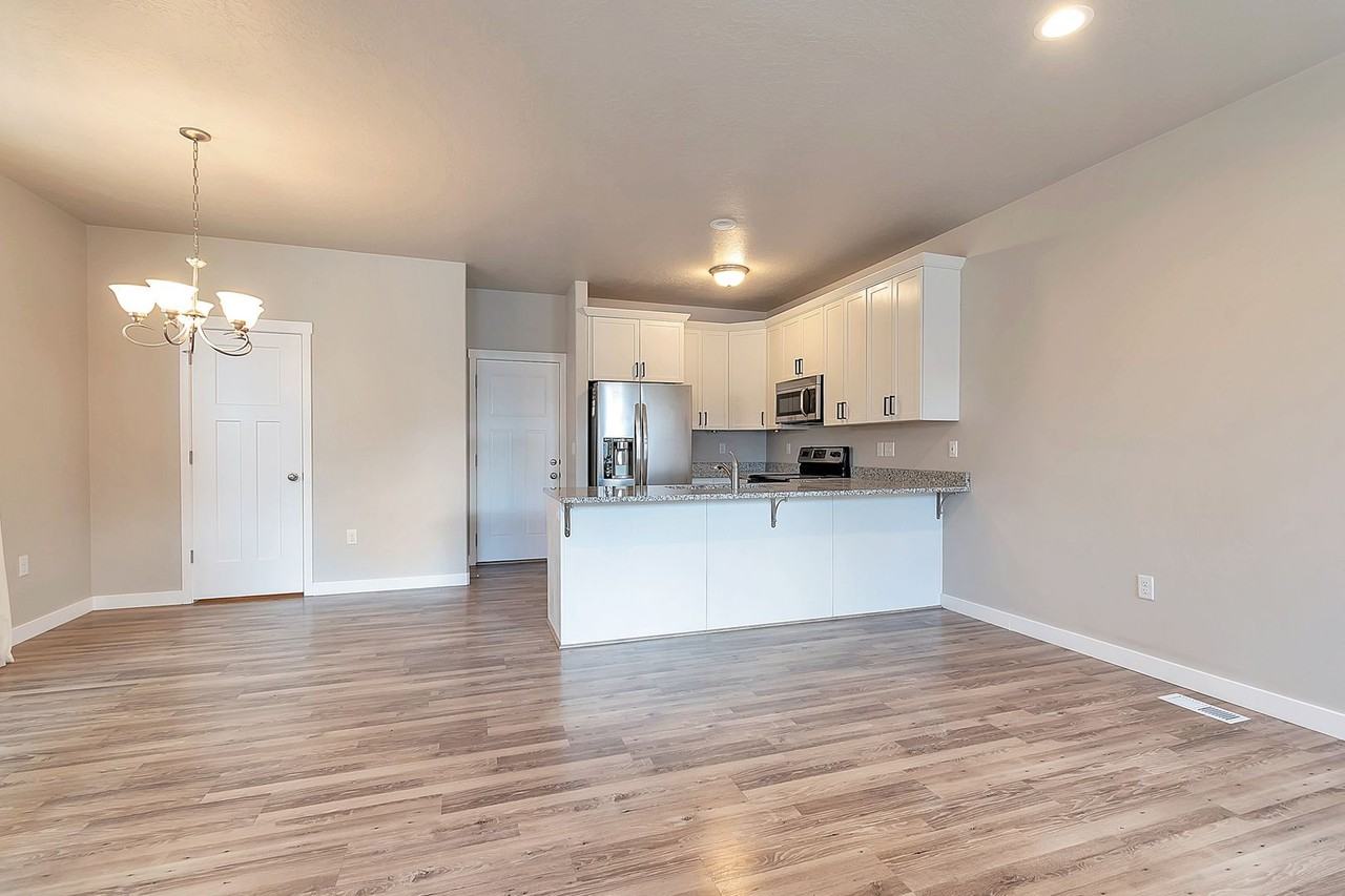 1103 W Emerald Pools Ln - Photo 4 of 23