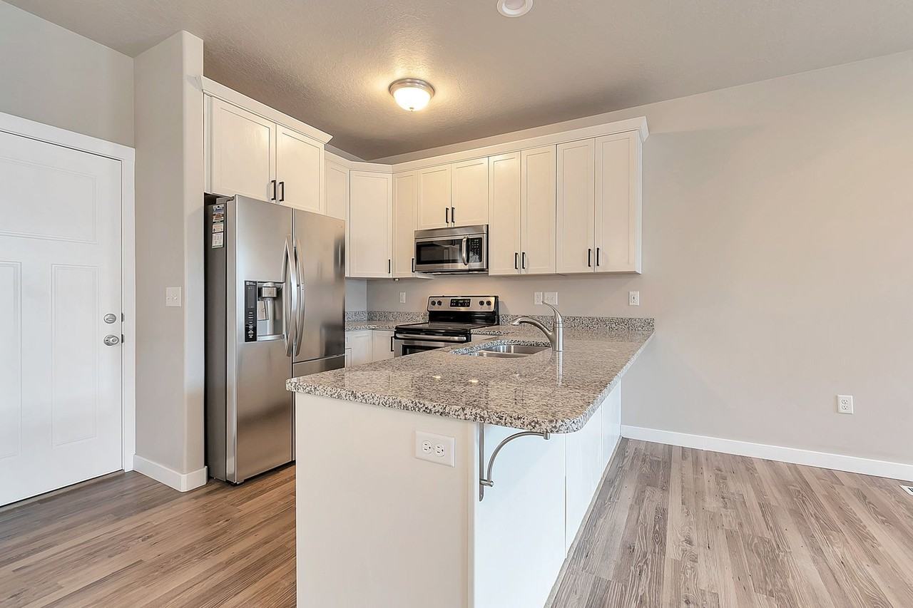 1103 W Emerald Pools Ln - Photo 6 of 23